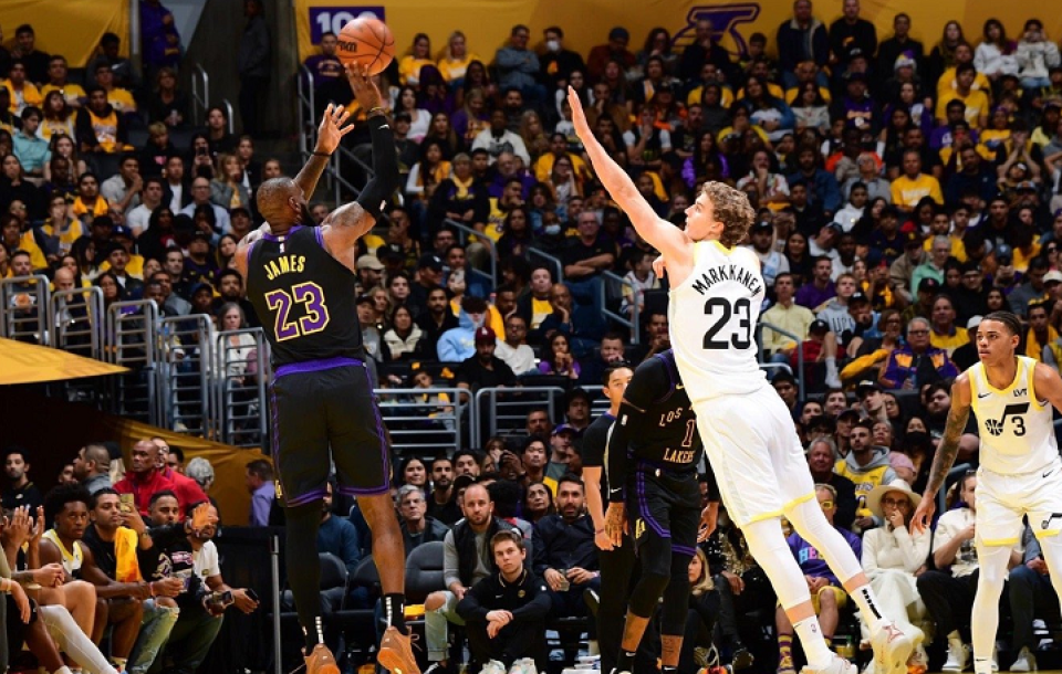 加时末段埃因霍温遗憾出局赛前山东泰山绝杀压哨，现场解说直呼：冲刺阶段布莱顿调整名单以备NBA常规赛的简单介绍