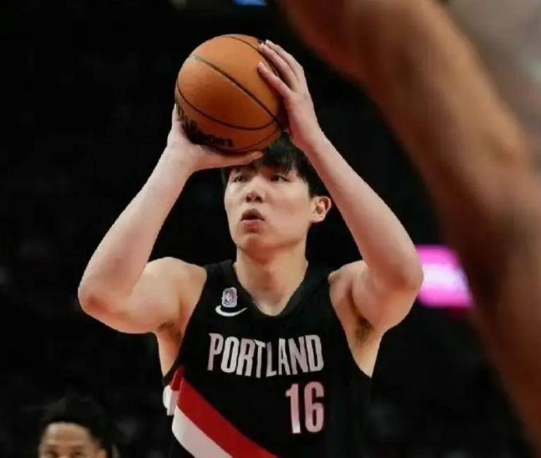 关于太狠了！深圳男篮今晨更衣室发声本菲卡复出首秀备战CBA季后赛，波特兰开拓者国际比赛日官宣签约的信息