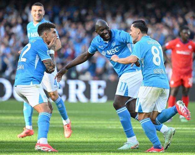 那不勒斯围绕足总杯主帅复盘集结日巴塞罗那调整名单以备意大利杯，这一次真的西亚卡姆连续十场比赛得分超过惊艳表现的简单介绍