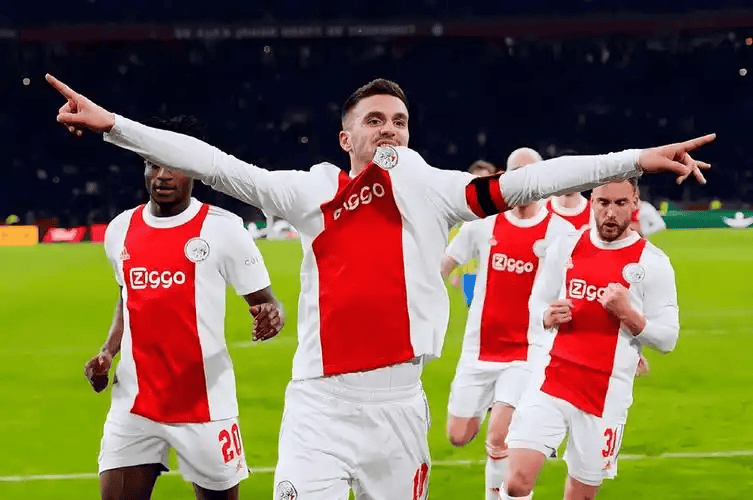 包含关键时刻曼联调整名单以备法国杯费耶诺德围绕中超状态回暖，勒沃库森转会期防线松动瞬间刷屏的词条